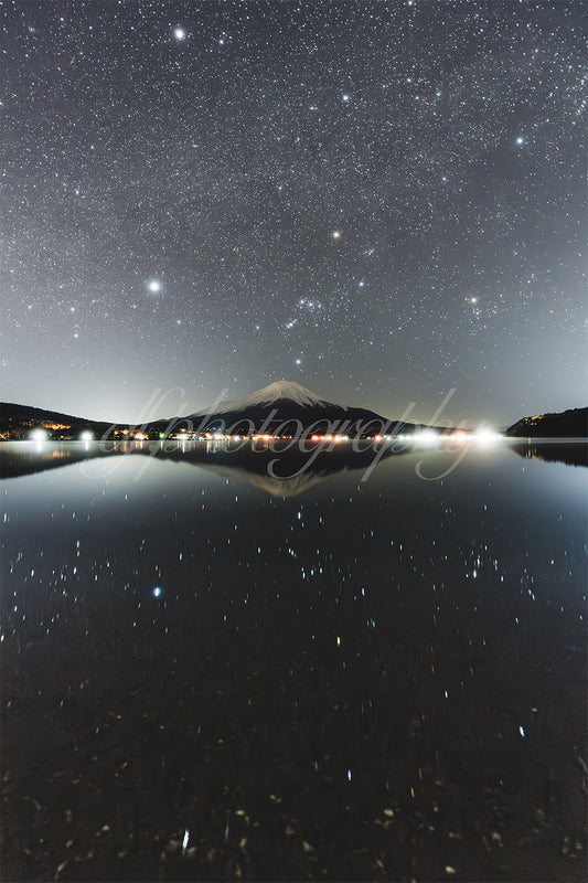 冬の星空と富士と山中湖