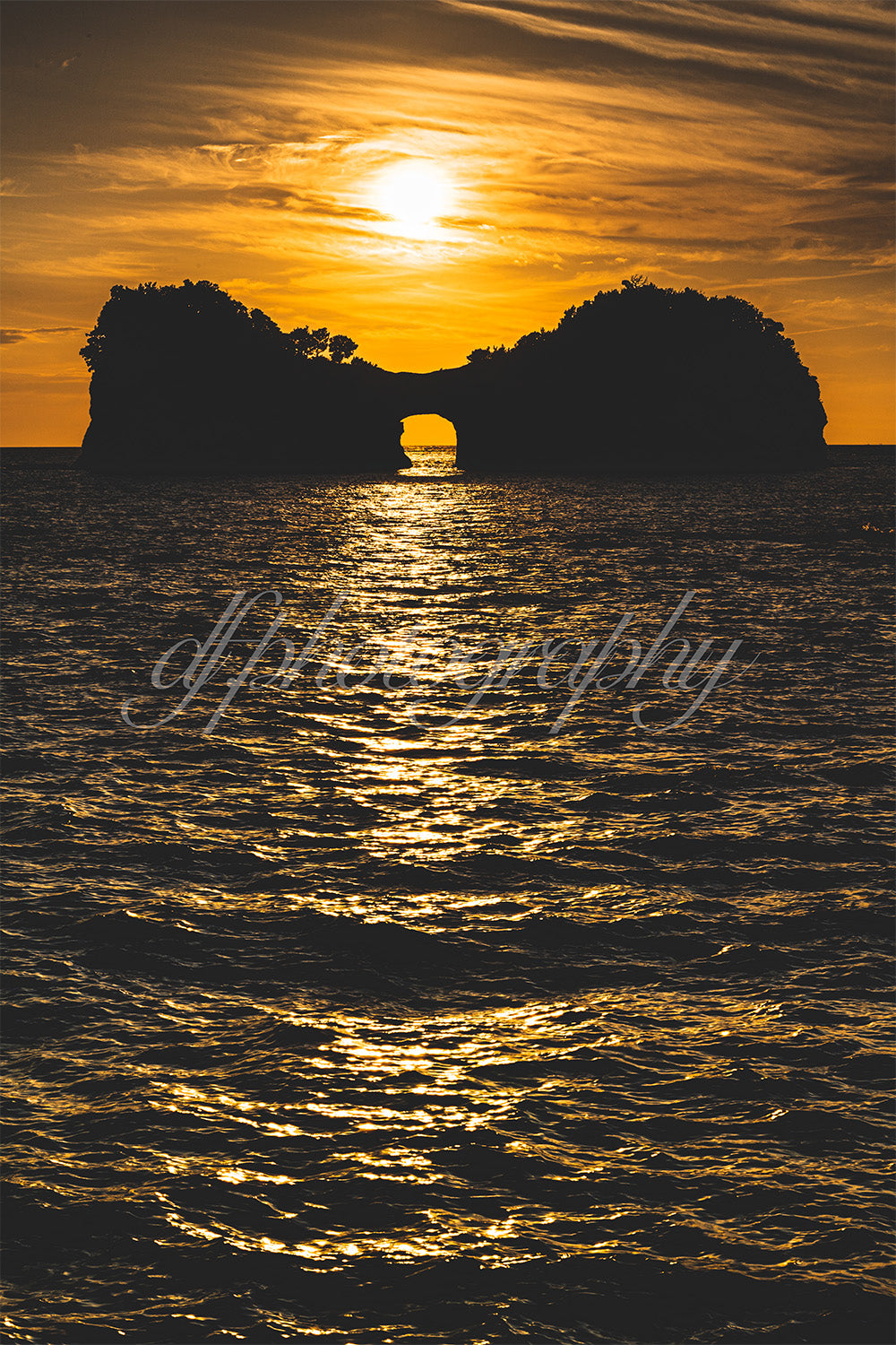 夕陽と円月島